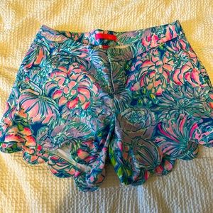 Lilly Pulitzer size 8 scallop shorts